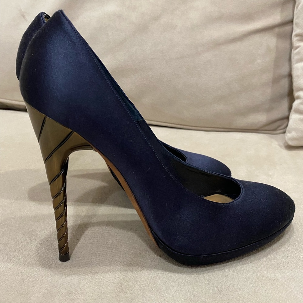 NINA RICCI NAVY BLUE SATIN BRONZE METAL TWISTED SPIRAL HEELS PUMPS SIZE 39